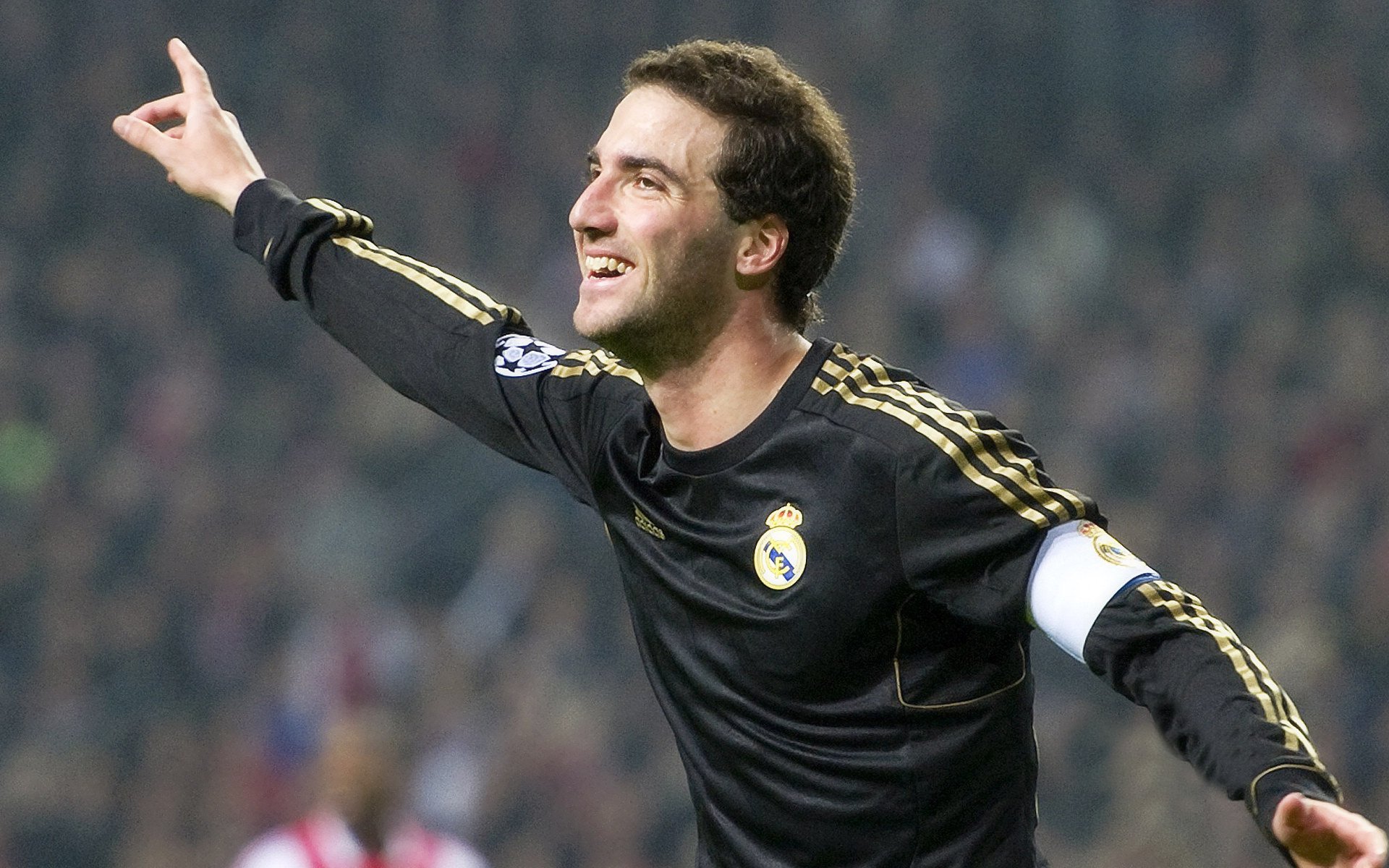 绿茵场上的双城记，西甲德比硝烟未散，拜仁险胜南非启示录